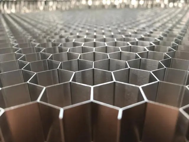 鋁蜂窩板，讓現(xiàn)代建筑更具科技感！-吉祥裝飾
