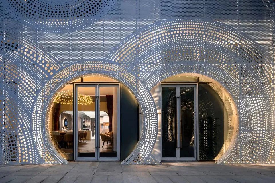 2023吸金門頭這樣裝，想不火都難！鋁板顏值高又環(huán)保