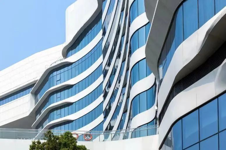 白色鋁板搭配藍色幕墻，恰似藍海白浪~