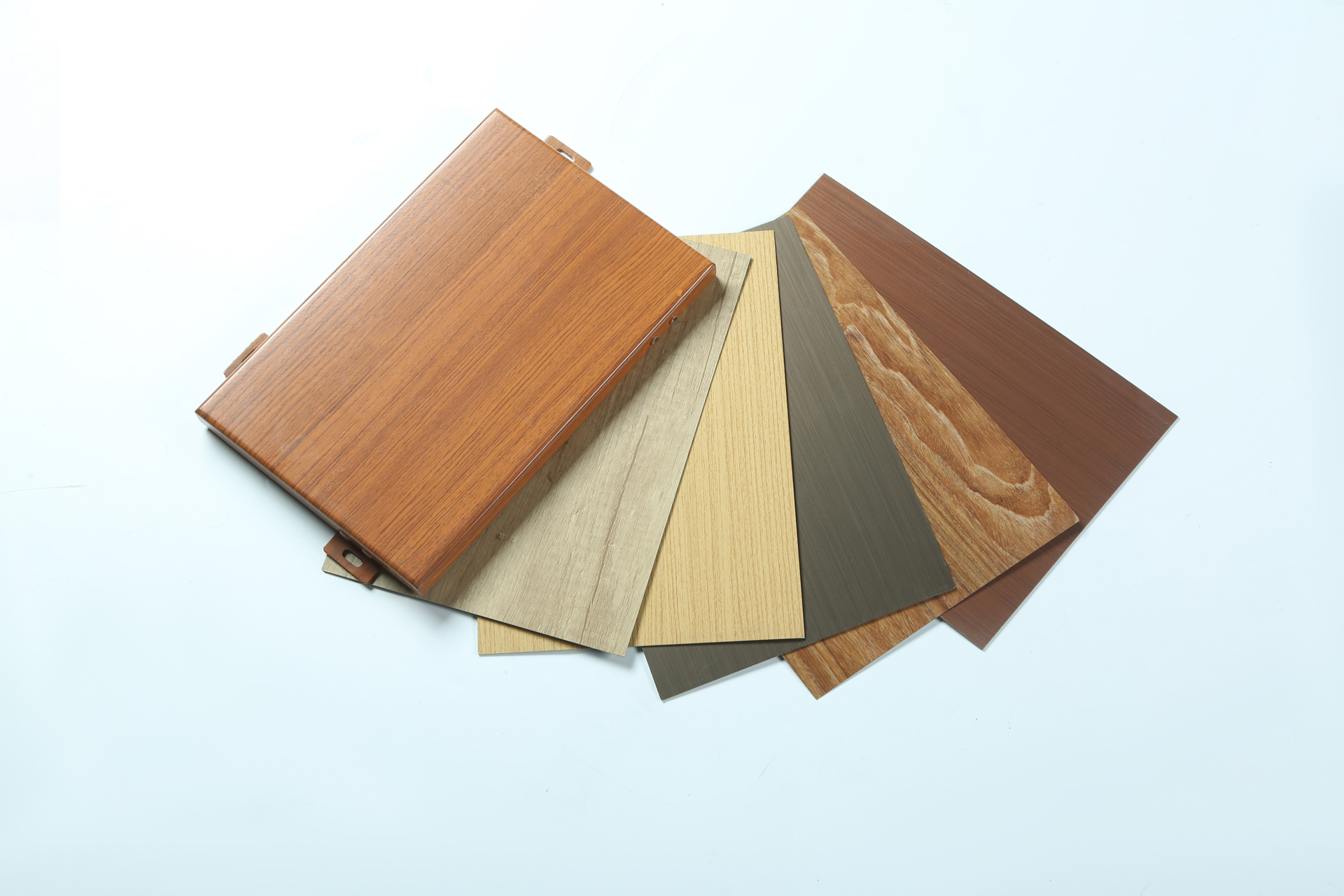 氟碳鋁單板和熱轉(zhuǎn)印木紋鋁單板有什么區(qū)別？看完這篇文章你就知道了