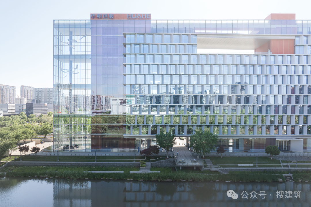 創(chuàng)新辦公：因地制宜，用長度換高度，穿孔鋁板的外立面設(shè)計